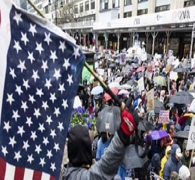 اشتعال مظاهرات في امريكا رافضاً لسياسات ترامب الاقتصادية والتعليمة والهجرة 